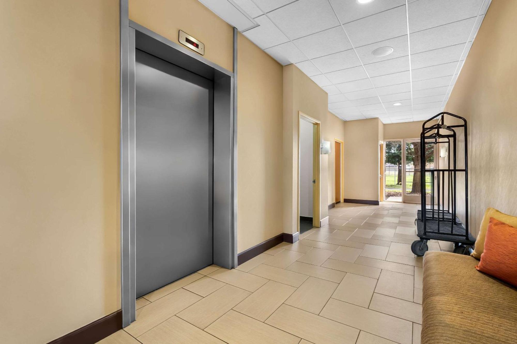 Comfort Suites Кловис Экстерьер фото